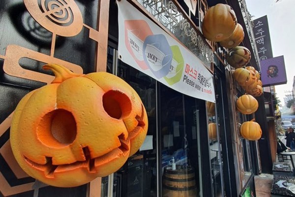 Hàn Quốc: Halloween làm gia tăng các nỗi “ám ảnh” về Covid-19 - Anh 1