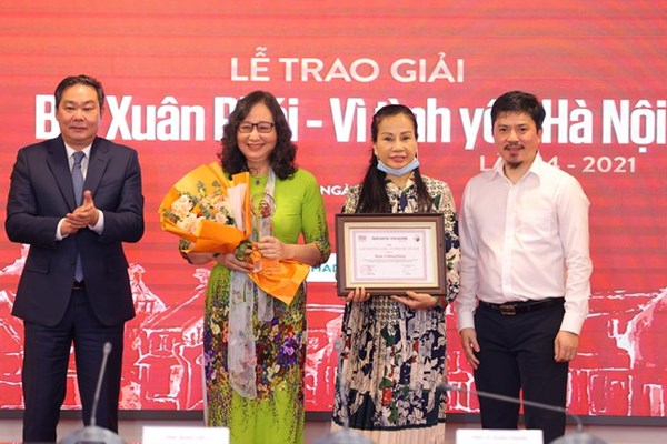 Nhạc sĩ Hồng Đăng nhận Giải thưởng Lớn – Vì tình yêu Hà Nội - Anh 1