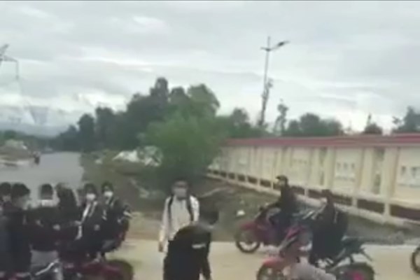 Quảng Bình: Tạm giữ khẩn cấp 2 đối tượng hành hung học sinh ngay cổng trường - Anh 2