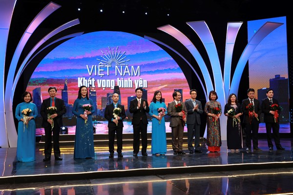 “Việt Nam - Khát vọng bình yên”- tuyên dương lực lượng y tế tuyến đầu - Anh 2
