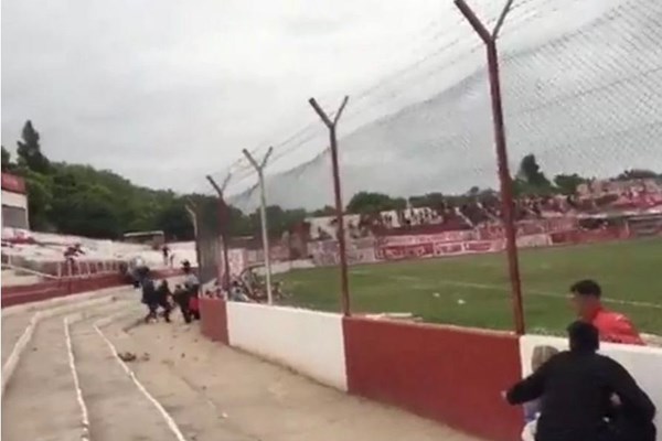 HLV bóng đá bị bắn trong trận đấu tranh hạng 3 của Argentina - Anh 1