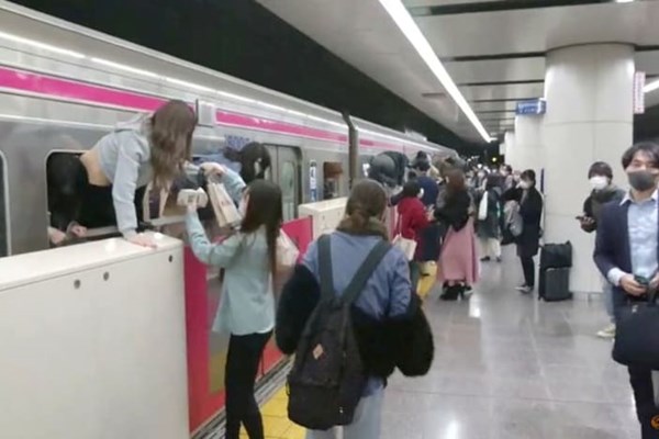 Nghi phạm vụ tấn công tàu điện ngầm ở Nhật Bản: “Tôi muốn giết nhiều người hơn” - Anh 2