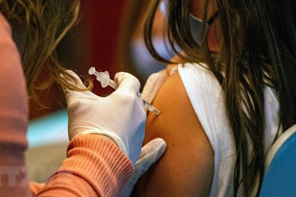 Vắc xin Covid-19 không gây các vấn đề lâu dài cho sức khỏe con người - Anh 1