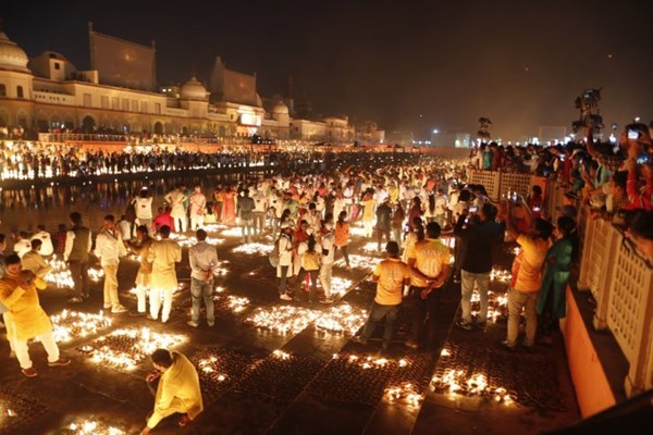 Người dân Ấn Độ ăn mừng Lễ hội Ánh sáng trong bối cảnh dịch Covid-19 - Anh 1