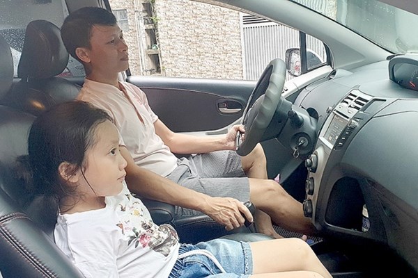 Có nên cấm trẻ em ngồi ghế trước xe ô tô? - Anh 1