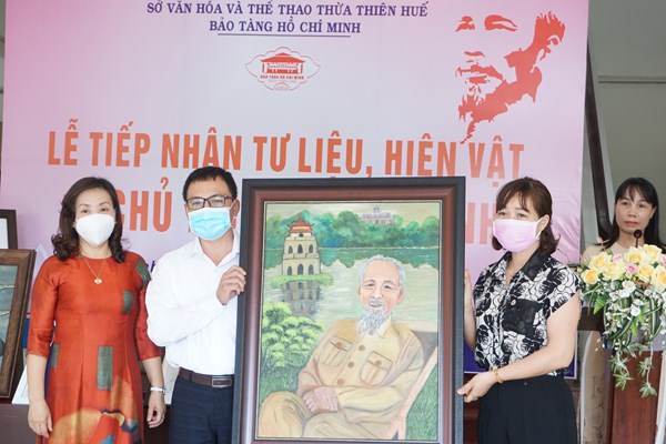 TT- Huế: Bảo tàng Hồ Chí Minh tiếp nhận 39 tư liệu, hiện vật được trao tặng - Anh 1