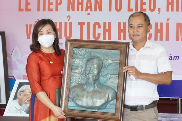 TT- Huế: Bảo tàng Hồ Chí Minh tiếp nhận 39 tư liệu, hiện vật được trao tặng - Anh 2