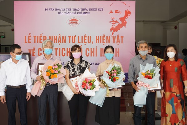 TT- Huế: Bảo tàng Hồ Chí Minh tiếp nhận 39 tư liệu, hiện vật được trao tặng - Anh 3