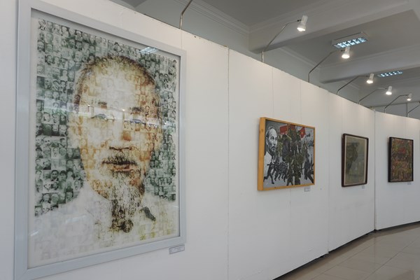 TT- Huế: Bảo tàng Hồ Chí Minh tiếp nhận 39 tư liệu, hiện vật được trao tặng - Anh 4