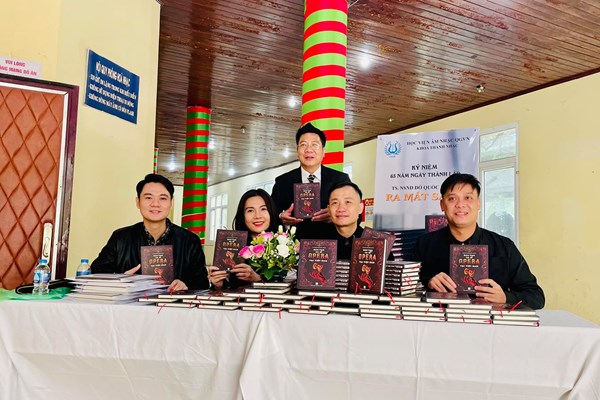 Nghệ sĩ Nhân dân Quốc Hưng ra mắt sách “Đào tạo ca sĩ opera tại Việt Nam” - Anh 3