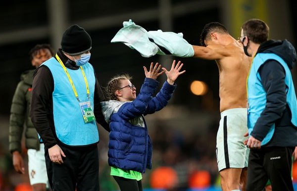 Cổ động viên nhí hạnh phúc khi được Ronaldo tặng áo đấu - Anh 2
