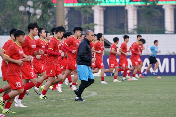 Tuyển Việt Nam tập luyện chuẩn bị cho trận đấu gặp Saudi Arabia - Anh 1