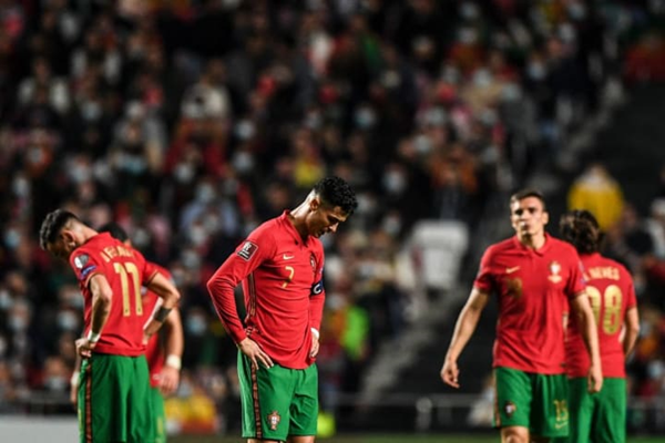 Bồ Đào Nha của Ronaldo mất vé dự World Cup ở phút 90 - Anh 1