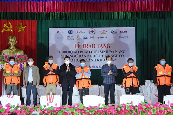 Nguyên Chủ tịch nước Trương Tấn Sang trao tặng 15.000 bộ áo phao đa năng cho ngư dân 12 tỉnh miền Trung - Anh 1