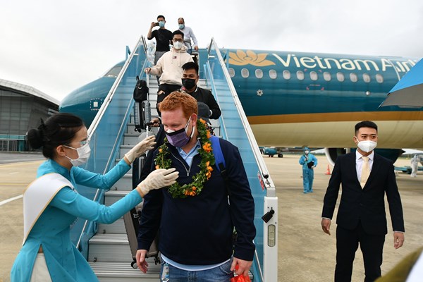 Đoàn du khách quốc tế đầu tiên đến Việt Nam sau 2 năm gián đoạn - Anh 1