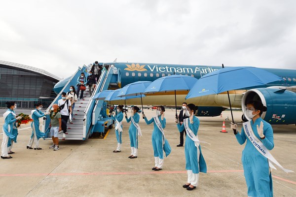 Đoàn du khách quốc tế đầu tiên đến Việt Nam sau 2 năm gián đoạn - Anh 2
