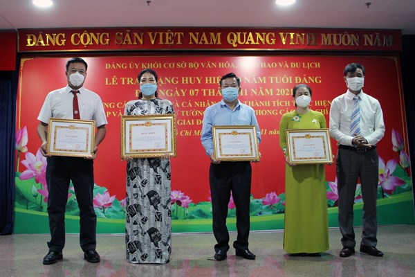 Đảng ủy khối cơ sở Bộ VHTTDL tổ chức Lễ trao tặng Huy hiệu 30 năm tuổi Đảng cho đồng chí Lê Quý Phượng - Anh 3