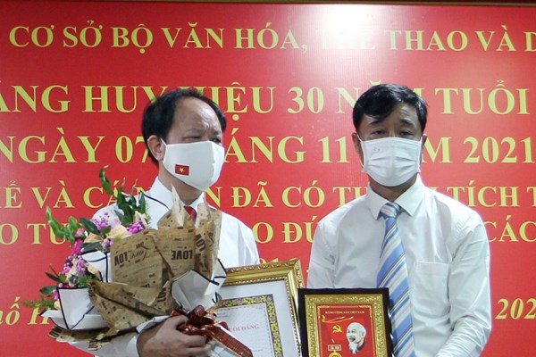 Đảng ủy khối cơ sở Bộ VHTTDL tổ chức Lễ trao tặng Huy hiệu 30 năm tuổi Đảng cho đồng chí Lê Quý Phượng - Anh 2