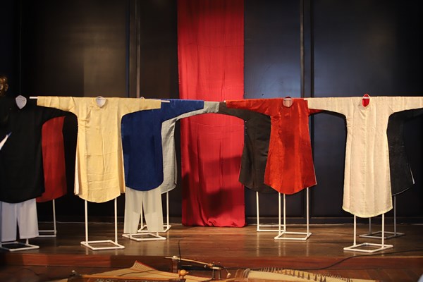 Trao tặng áo dài ngũ thân cho các bảo tàng nhân ngày Di sản Việt Nam - Anh 2