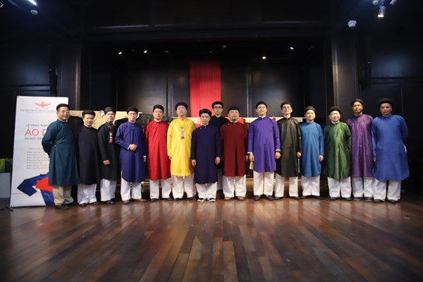 Trao tặng áo dài ngũ thân cho các bảo tàng nhân ngày Di sản Việt Nam - Anh 4