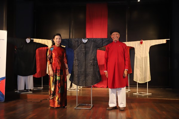 Trao tặng áo dài ngũ thân cho các bảo tàng nhân ngày Di sản Việt Nam - Anh 3