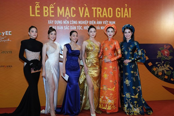 Nghệ sĩ Việt hội ngộ thảm đỏ Liên hoan phim Việt Nam lần thứ XXII - Anh 7
