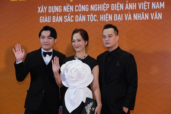 Nghệ sĩ Việt hội ngộ thảm đỏ Liên hoan phim Việt Nam lần thứ XXII - Anh 5