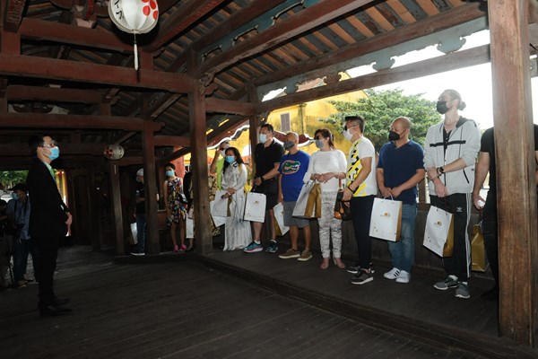 Đoàn khách quốc tế đầu tiên tham quan các di tích ở Quảng Nam - Anh 1