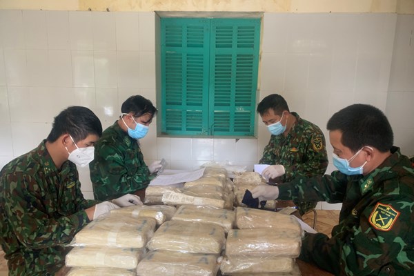 Bắt giữ 2 đối tượng người Lào vận chuyển hơn 30 vạn viên ma túy - Anh 2