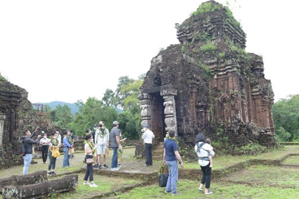 Đoàn khách quốc tế đầu tiên theo chương trình hộ chiếu vắc xin  tham quan Khu đền tháp Mỹ Sơn - Anh 6