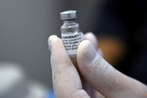 Vắcxin sẽ được cải tiến để chống lại biến thể Omicron - Anh 1