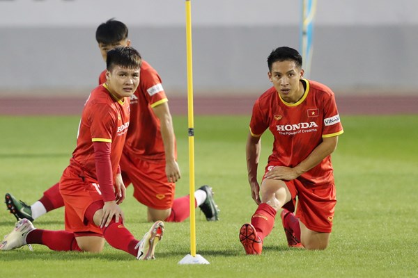 Tiền vệ Hùng Dũng chưa thể cùng tuyển Việt Nam sang Singapore dự AFF Cup - Anh 1