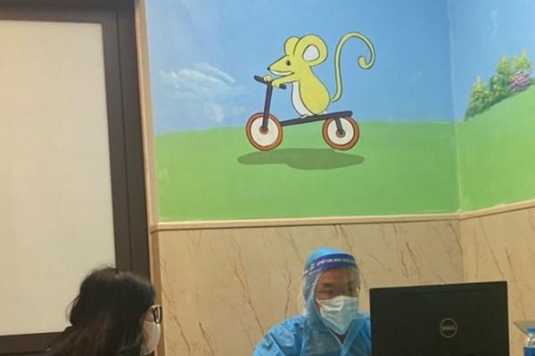 Hà Nội: Tạm dừng tiêm 2 lô vắc xin gia hạn 3 tháng cho trẻ em - Anh 1