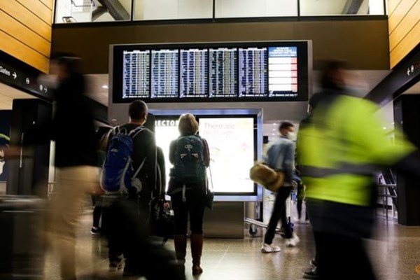 Mỹ thắt chặt kiểm soát khách du lịch trước mối đe dọa Omicron - Anh 1