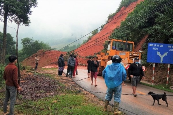 Quảng Nam: Sạt lở đồi, nhiều xã ở vùng cao bị cô lập - Anh 2