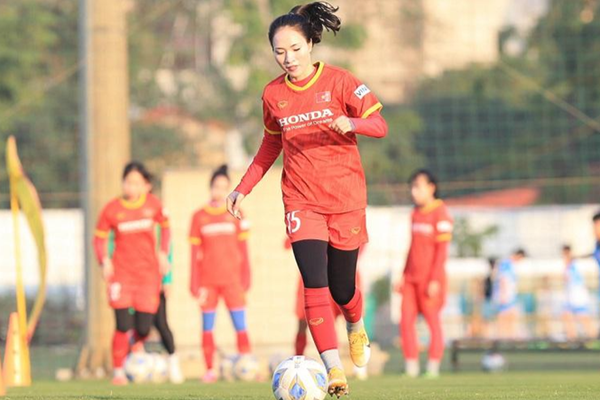 Bình phục chấn thương, “hậu vệ thép” của tuyển nữ Việt Nam sẵn sàng cho Asian Cup 2022 - Anh 1