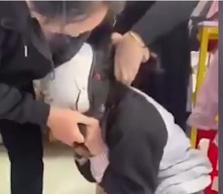 Thanh Hóa: Nữ sinh lấy trộm váy bị chủ shop bắt quỳ gối, cắt tóc, đánh đập - Anh 1