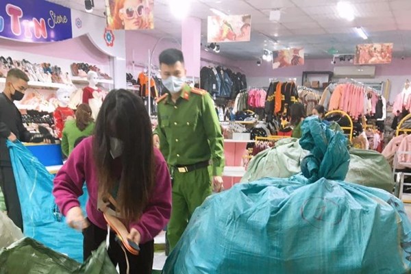 Thanh Hóa: Nữ sinh lấy trộm váy bị chủ shop bắt quỳ gối, cắt tóc, đánh đập - Anh 2