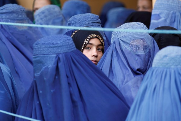 Taliban yêu cầu quyền của phụ nữ Afghanistan phải được thực thi - Anh 1