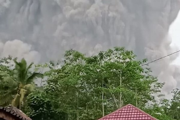 Indonesia: Núi lửa Semeru phun trào, 13 người thiệt mạng và hàng chục người bị thương - Anh 1