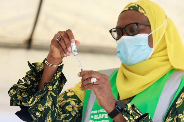 Nigeria lãng phí 1 triệu liều vắcxin ngừa Covid-19 - Anh 1