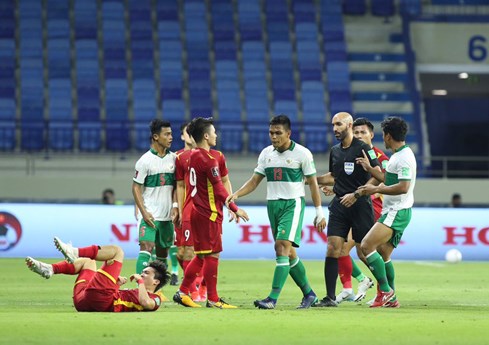 Bùi Tiến Dũng: Cầu thủ Indonesia đá quyết liệt nhưng chúng tôi đã biết cách né tránh - Anh 2