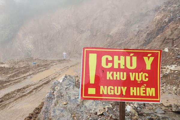 Quảng Nam: Nhiều tuyến đường vùng cao vẫn còn ngổn ngang sau một năm sạt lở - Anh 1