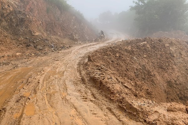 Quảng Nam: Nhiều tuyến đường vùng cao vẫn còn ngổn ngang sau một năm sạt lở - Anh 2