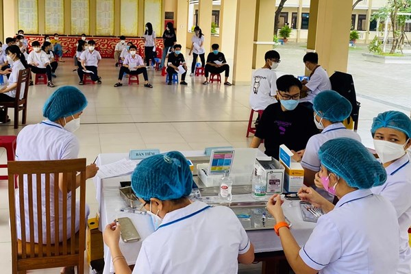 Quảng Nam: Nam sinh lớp 11 tiêm liên tiếp hai mũi vắc xin phòng Covid-19 - Anh 1