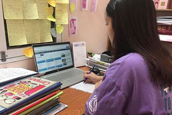 Hà Nội: Học sinh lớp 9 và 12 lại chuyển sang học trực tuyến - Anh 1