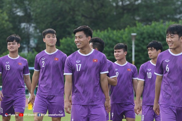 Các cầu thủ Việt Nam thoải mái tinh thần trước trận gặp Thái Lan - Anh 1