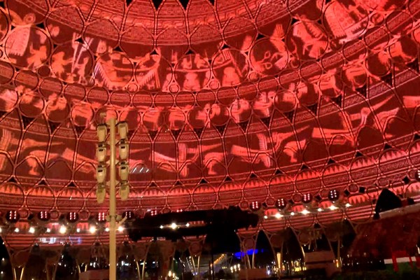 Cờ Tổ Quốc tung bay trên mái vòm lớn nhất thế giới trong Ngày Quốc gia Việt Nam tại Dubai - Anh 3
