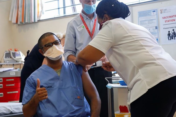 Chuyên gia Nam Phi: Nguy cơ bệnh nhân mắc Omicron phải nhập viện thấp hơn Delta - Anh 1