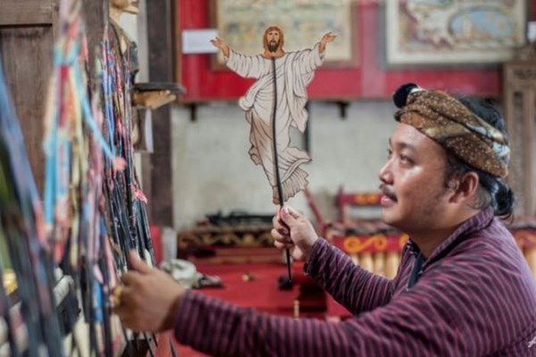 Indonesia: Kể chuyện Chúa Jesus qua môn nghệ thuật múa rối bóng - Anh 1